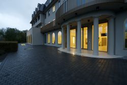 Parlament Haupteingang am Abend