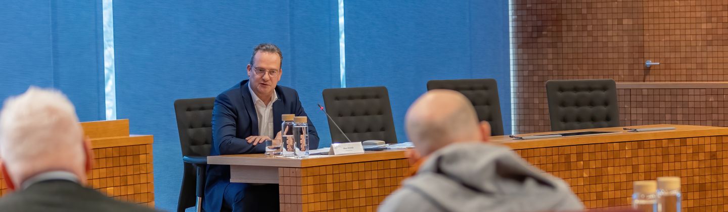 Regierungskontrolle im April 2026