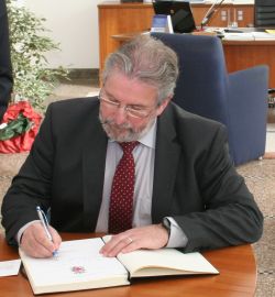 Mars Di Bartolomeo trägt sich in das Gästebuch des Parlaments ein.