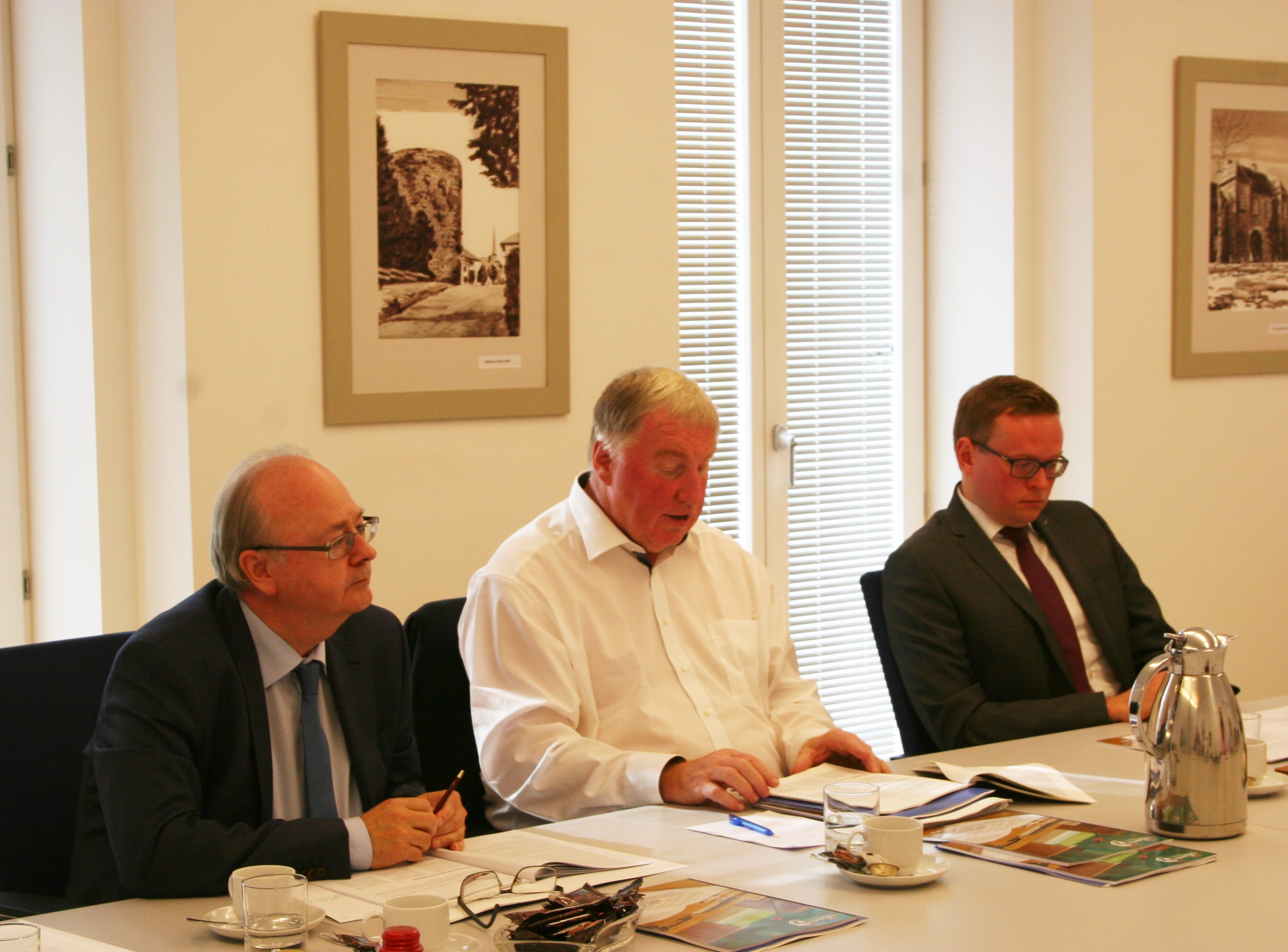 v.l.n.r. Vizepräsident Robert Nelles, Parlaments Präsident Karl-Heinz Lambertz und Vizepräsident Alexander Miesen