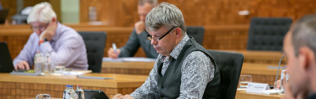 Regierungskontrolle im April