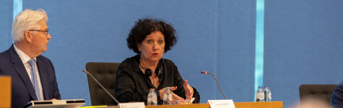 Austausch mit Annemie Turtelboom im Parlament